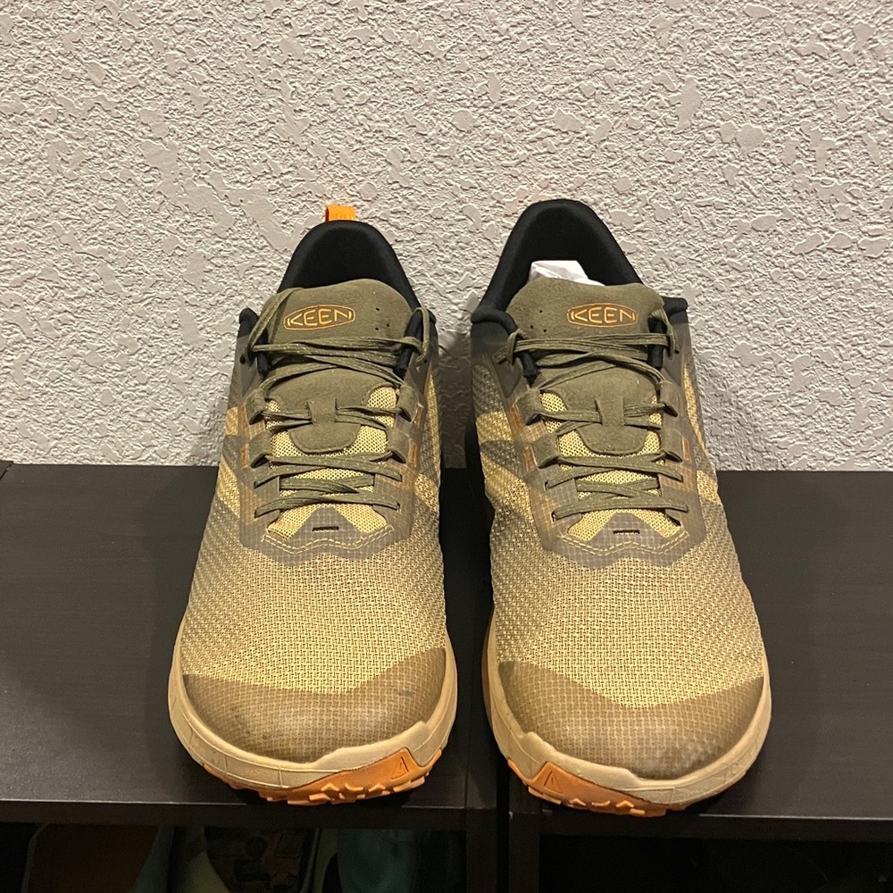 KEEN Men's Green and Tan Athletic Shoes - Picture 2 of 8
